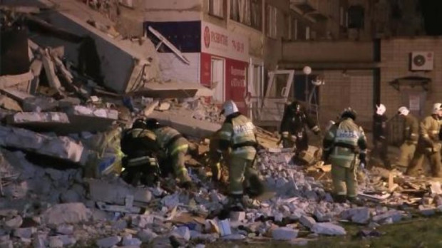 Най малко деветима души загинаха вследствие на срутване на 14 етажен жилищен