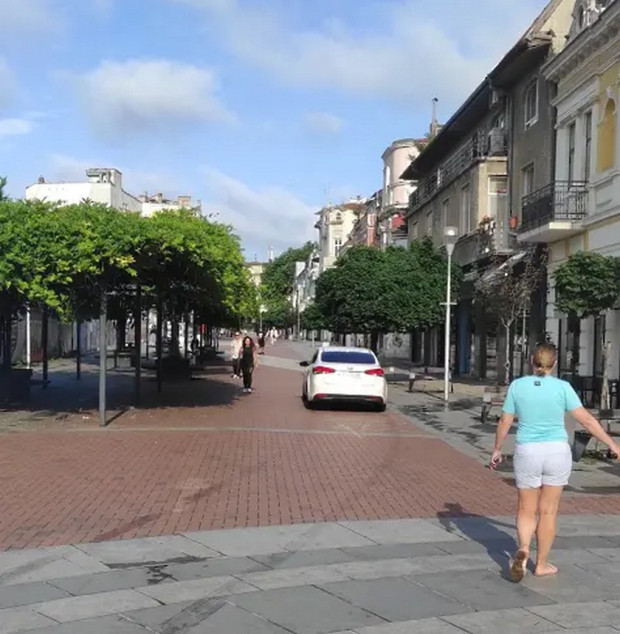 Автомобил с украински номера се разходи необезпокоявано по пешеходната зона