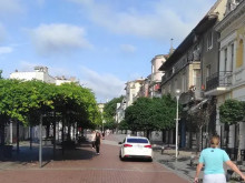 Украински шофьор се движи по пешеходна зона във Варна