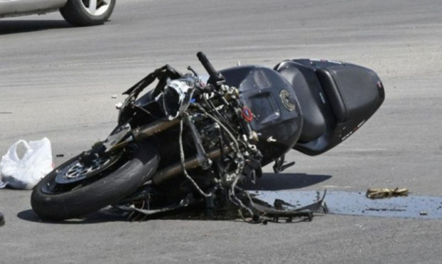 Мотоциклет изхвърча от пътя в Карнобатско