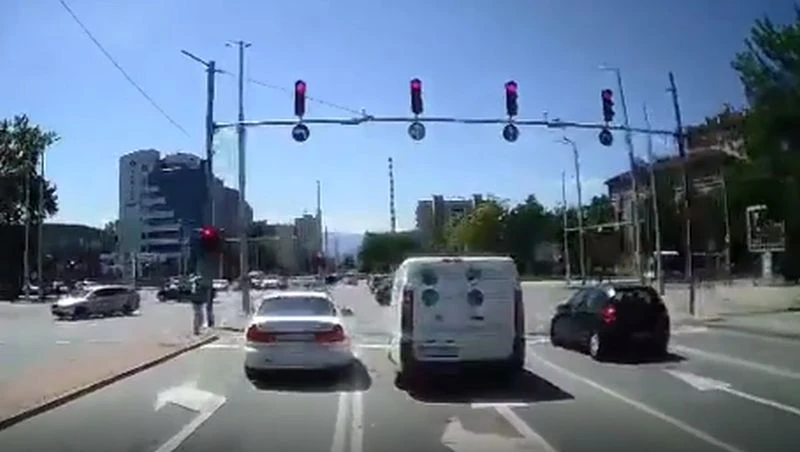 Нищо особено в Пловдив: Шофьор мина на червено