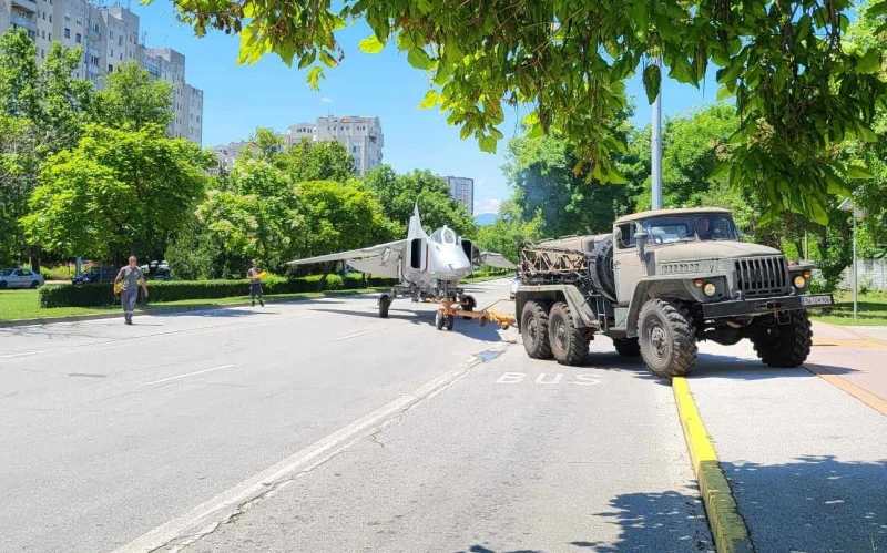 Боен самолет мина по улици в Пловдив!