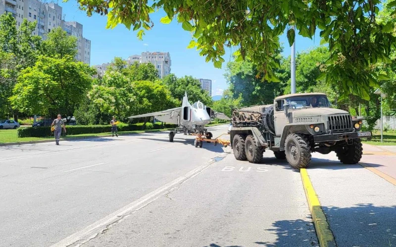 Боен самолет мина по улици в Пловдив