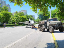 Боен самолет мина по улици в Пловдив