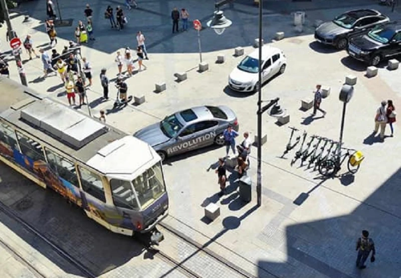 Трамвай и автомобил се сблъскаха в центъра на София