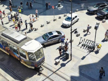 Трамвай и автомобил се сблъскаха в центъра на София