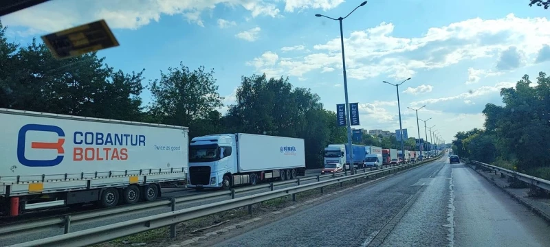 За пореден път най-интензивен е трафикът по границата с Румъния, русенци реагират с ирония