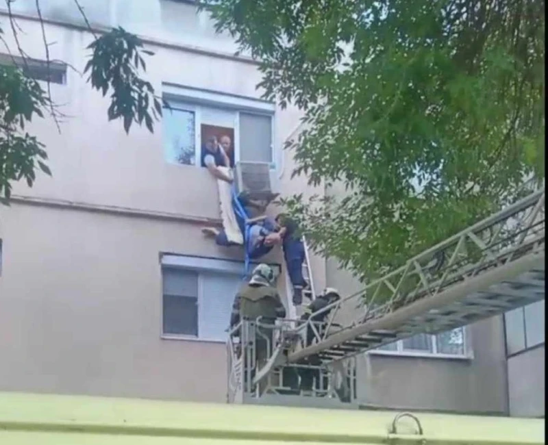 Екстремна ситуация в Пловдив: Възрастен мъж увисна на климатик
