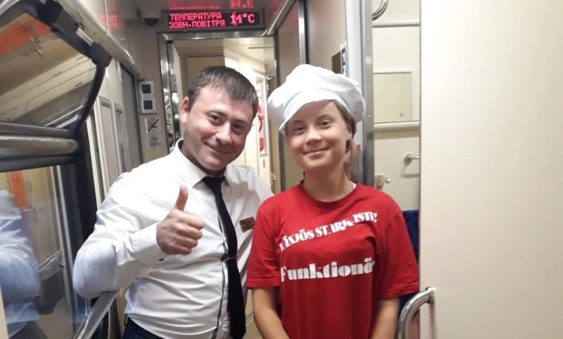В Украйна направиха "специален подарък" на Грета Тунберг – шапка от рециклирано бельо
