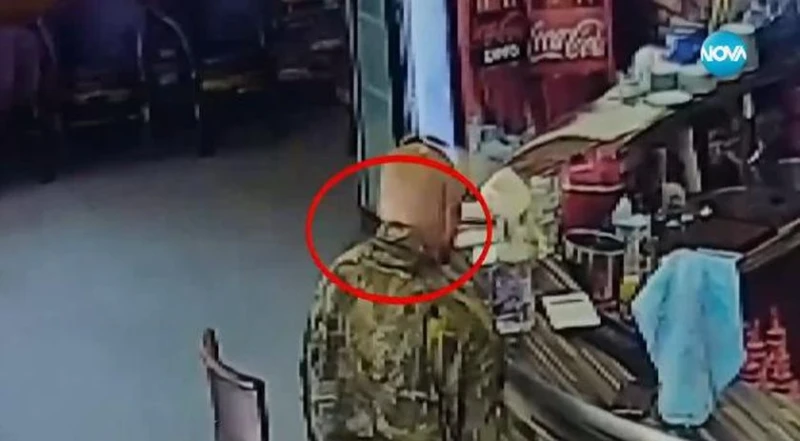 Бивш полицай обра сервитьорка