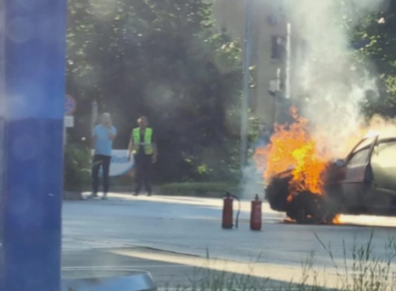 Кола избухна в пламъци в "Дружба": Причината - зареждане на автомобила с газ