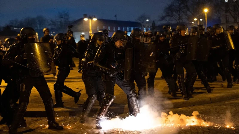 Близо 250 полицаи и жандармеристи са пострадали през поредна нощ на безредици във Франция