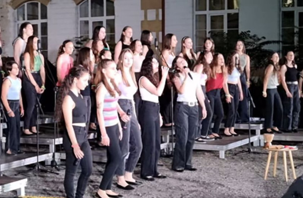 </TD
>Талантливите девойки от хор Детска китка отвяха публиката с модерното