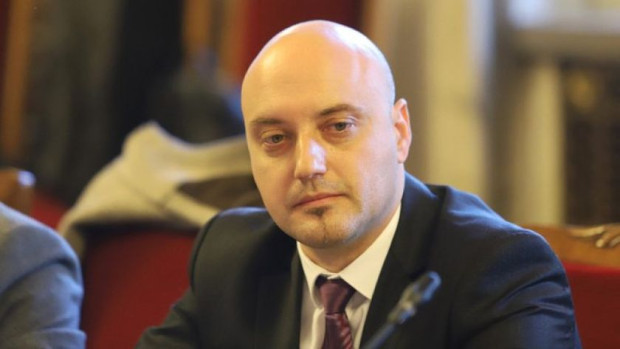 Министърът на правосъдието Атанас Славов оспори днес пред Върховния административен