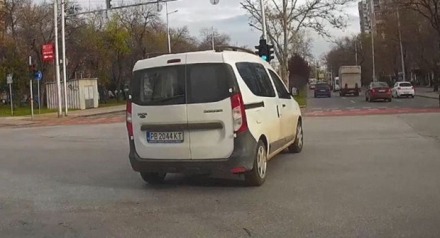 </TD
>Читател на Plovdiv24.bg сигнализира за неправилно шофиране в кръстовището между