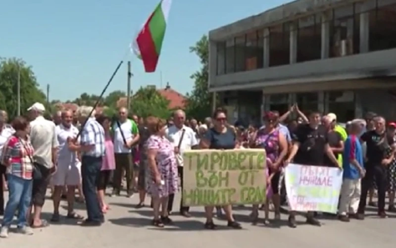 Жители на врачанско село на протест заради недовършен път и засилен тежкотоварен трафик