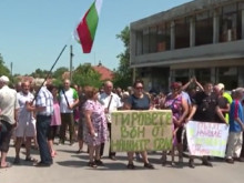 Жители на врачанско село на протест заради недовършен път и засилен тежкотоварен трафик