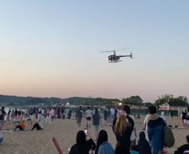 Хеликоптер прелита на опасна височина над един от най оживените плажове