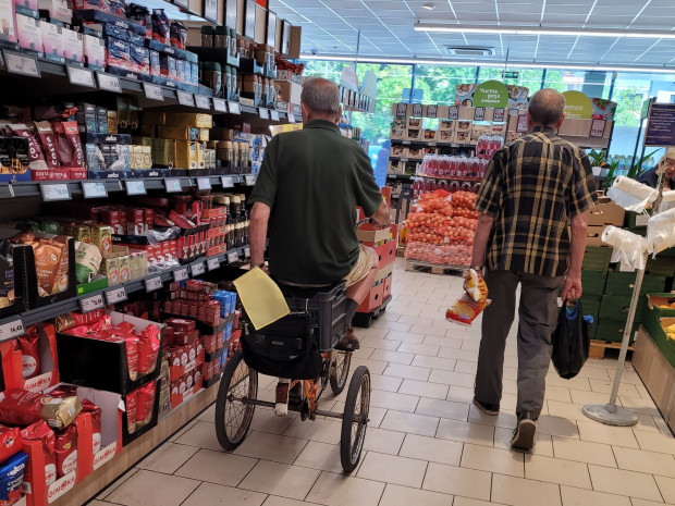 TD Дядо пазарува в Лидл качен на триколка видя Plovdiv24 bg Човекът