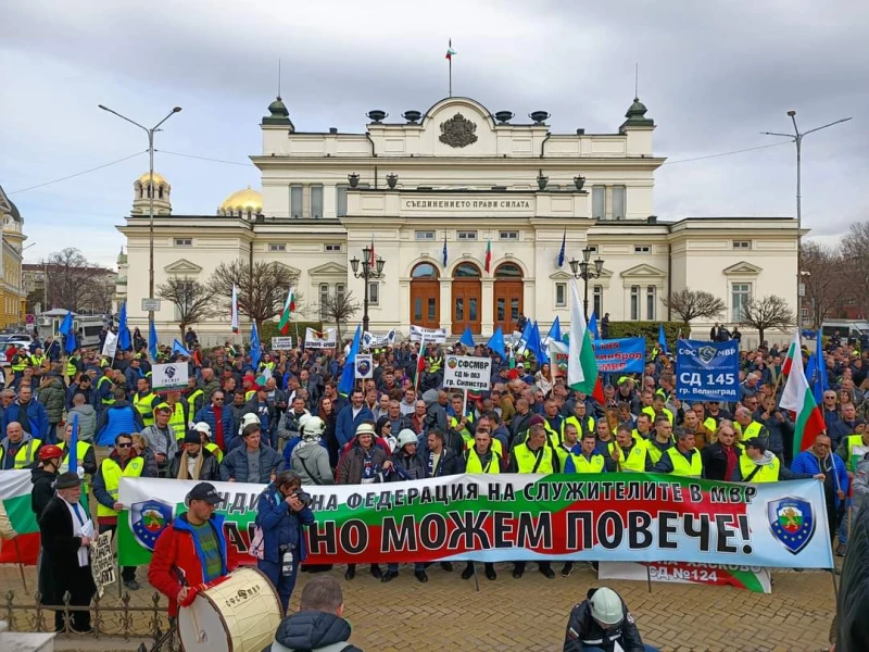 Полицаите излизат на протест, настояват за увеличение на заплатите