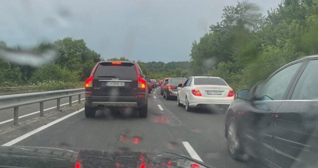 TD Сериозен трафик затапи пътя Созопол Бургас  Задръстването е километрично За това съобщи