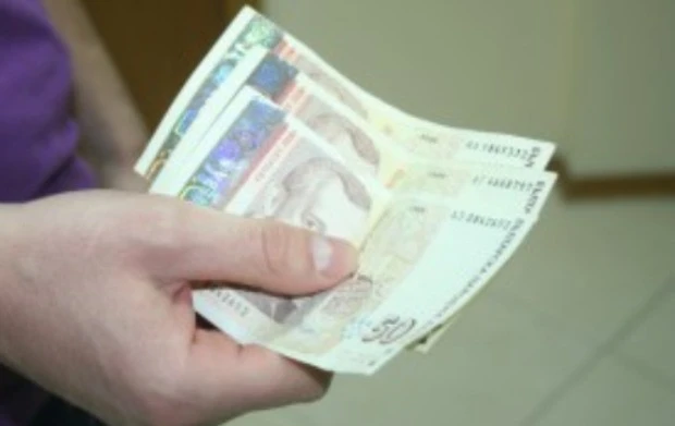 Мнозина подписват договор с заплата по-ниска от договорената - разликата се получава "под масата"