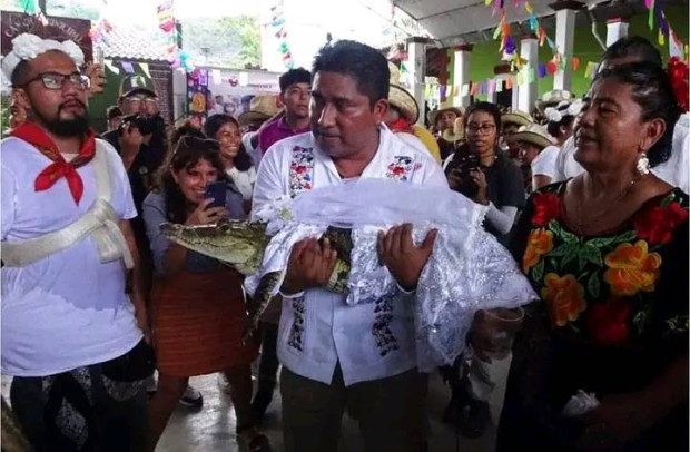 Кмет в Мексико се ожени за крокодил на традиционна церемония,