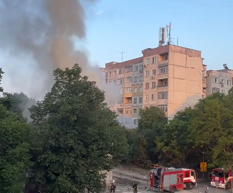 Извънредно: Пожар в южната част на Пловдив! Очевидец: Гори онази къща!