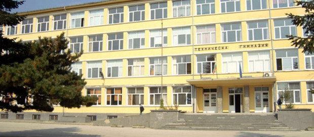 Казусът с двора на Професионалната техническа гимназия във Варна намери