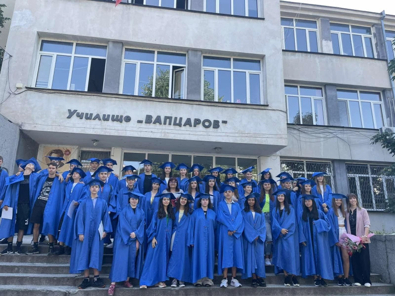 Седмокласниците от "Вапцаров" се дипломираха, 19 са пълните отличници