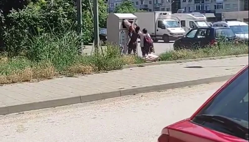 Посегнаха и на дрехите в контейнерите на БЧК