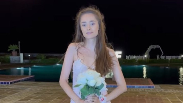 Ергенката Валерия хвана букета като шаферка на луксозна сватба Моделката