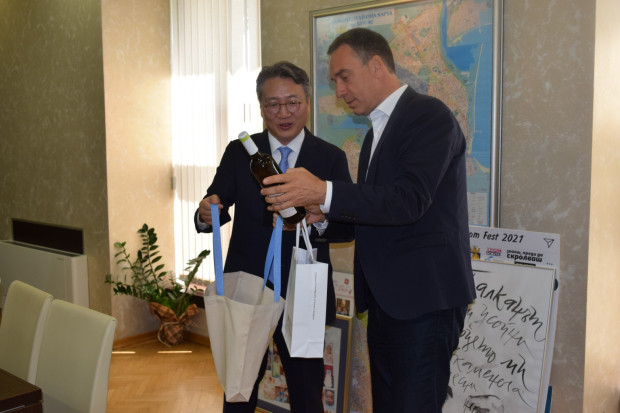 </TD
>Кметът се срещна с посланика на Република Корея у нас