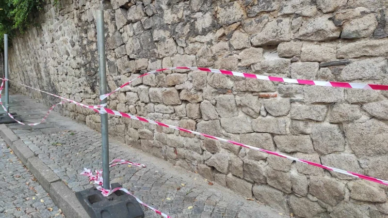 Оградиха опасна подпорна стена в центъра на Пловдив