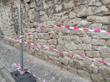 Оградиха опасна подпорна стена в центъра на Пловдив