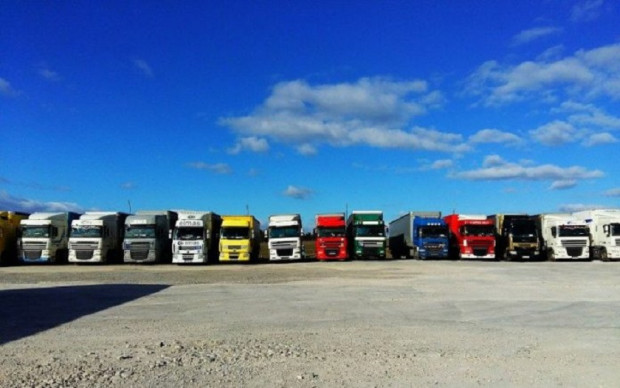 Всички шофьори на тежкотоварни камиони престояващи на територията на община