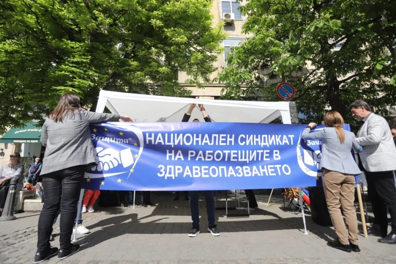 Медиците от спешната помощ излизат на протест заради ниско заплащане