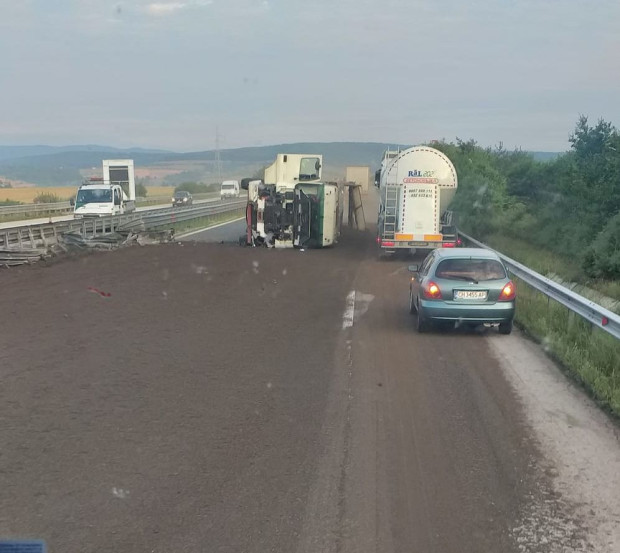За обърнат камион на магистрала Тракия съобщават шофьори във фейсбук