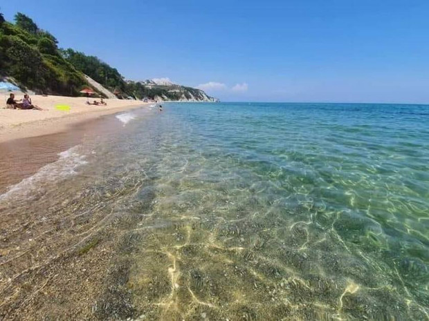 Снимка на красив плаж край Варна събра само за едно