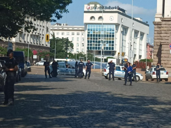 Полиция и жандармерия около правителствения ВИП на летище София видя