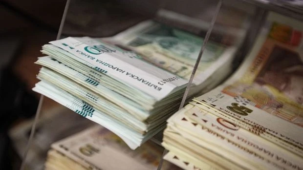 Увеличават заплатите на някои държавни служители