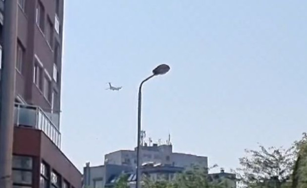 </TD
>Ниско прелитащ военен (според него) самолет над Пловдив е направил