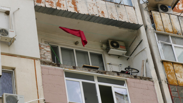 </TD
>Част от тераса на жилищен блок в Пловдив буквално рухна,