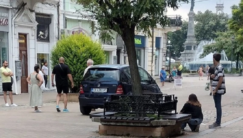 Мъж шофира в пешеходна зона в центъра на Русе