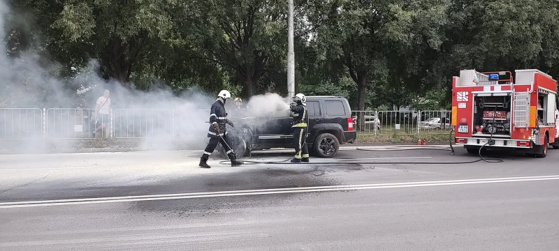 Десетки помогнаха на запалил се автомобил във Варна