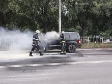 Десетки помогнаха на запалил се автомобил във Варна