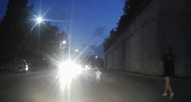 Дете което тича в тъмното на паркинг във Варна изкара акъла