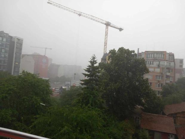Дъжд, бури и градушки ни очакват днес