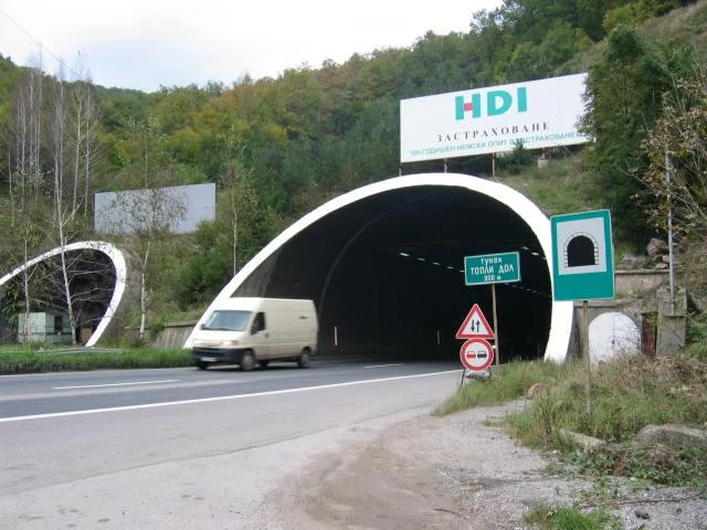 Движението след тунел "Топли дол" на АМ "Хемус в посока София е затруднено