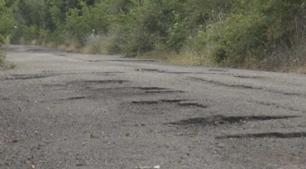 </TD
>Спешен ремонт на пътя към село Росен искаха днес жители